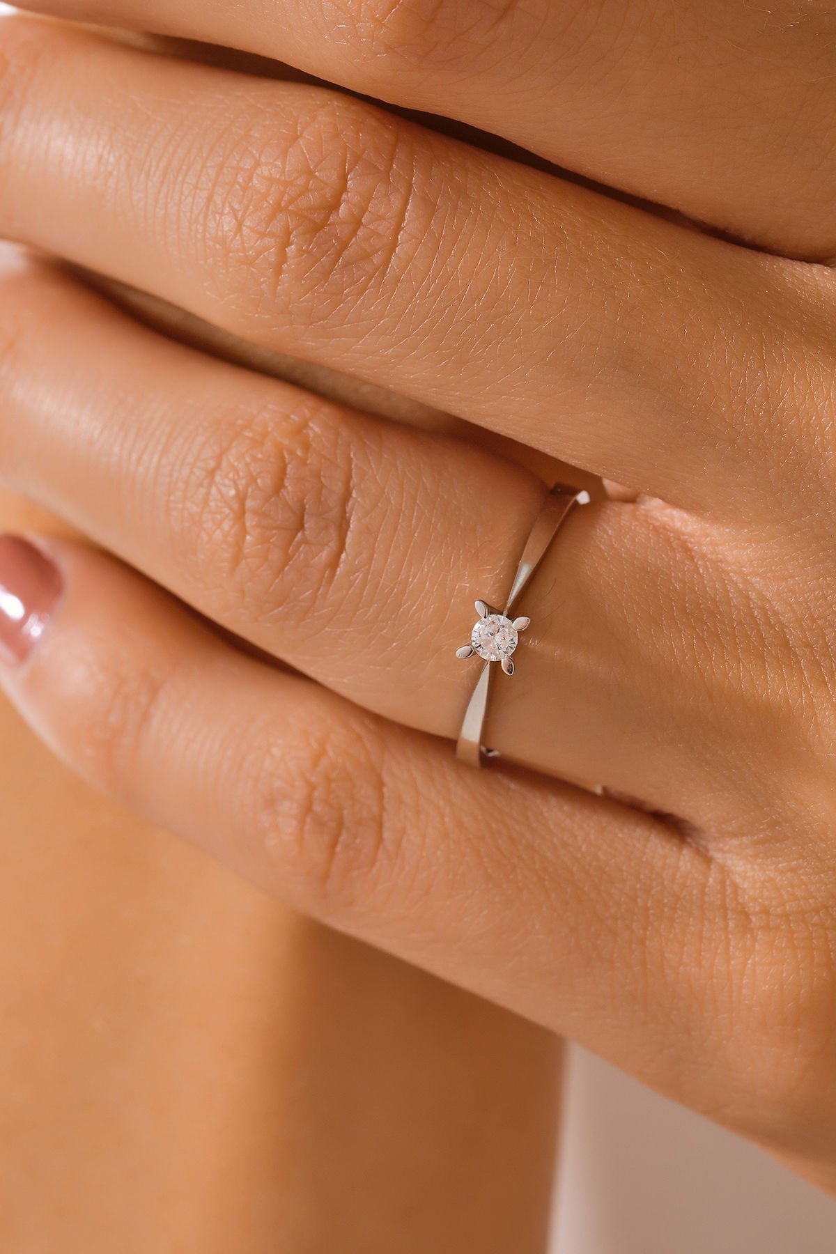 MOOM MÜCEVHERAT 14 Ayar Altın Pırlanta Mini Badem Tırnak Tektaş Yüzük (Tüm Ölçüler Mevcuttur)