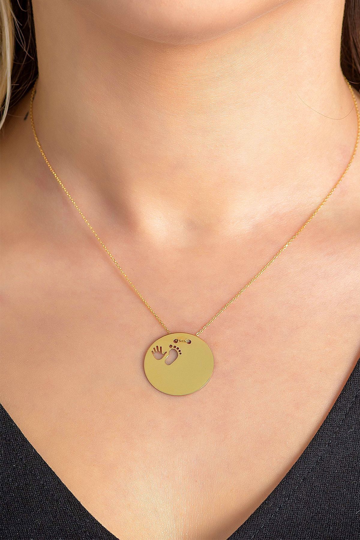 14 Ayar Altın Kolye Çocuk El Ayak İzi Plaka Altın Kolye İsim ve Harf Yazılabilir 2,5 Cm Çapında