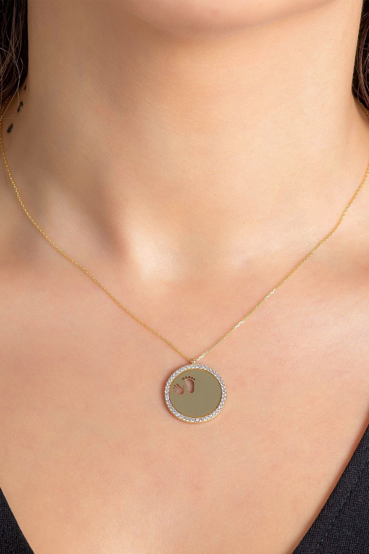 14 Ayar Altın Kolye Çocuk El Ayak İzi Taşlı Plaka Altın Kolye İsim ve Harf Yazılabilir 2,5 Cm Çap