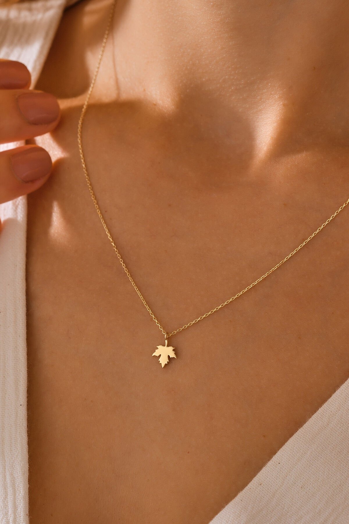 14 Ayar Altın Çınar Yaprağı Kolye