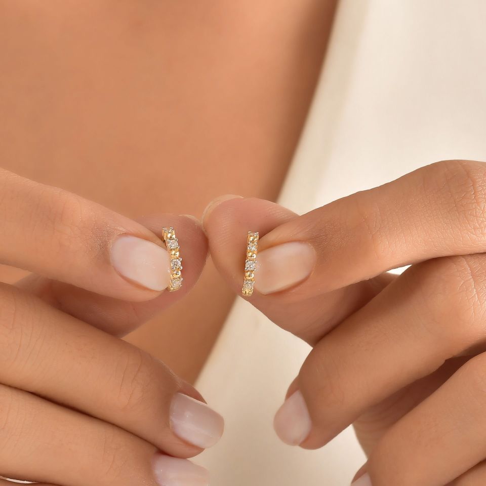 MOOM MÜCEVHERAT Kadın 14 Ayar Altın Küpe Minimalist Zirkon Taşlı Modern Halka Altın Küpe 12 mm