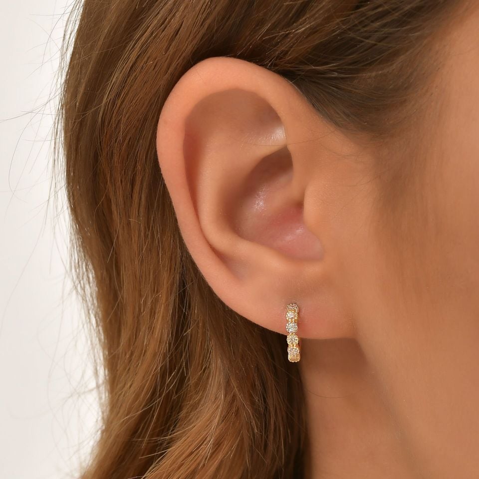 MOOM MÜCEVHERAT Kadın 14 Ayar Altın Küpe Minimalist Zirkon Taşlı Modern Halka Altın Küpe 12 mm