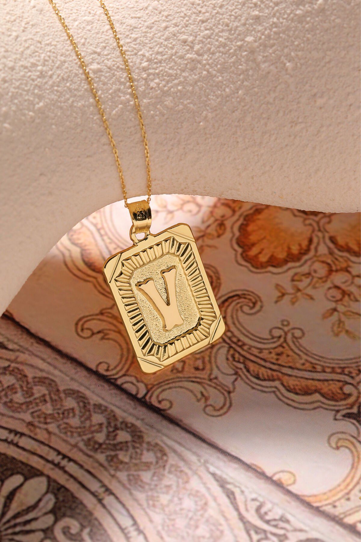 Moom Mücevherat Kadın 14 Ayar Altın Kare Harf Kolye A & Z Harfi Altın Kolye Zincirli Harf Kolye 42 Cm V