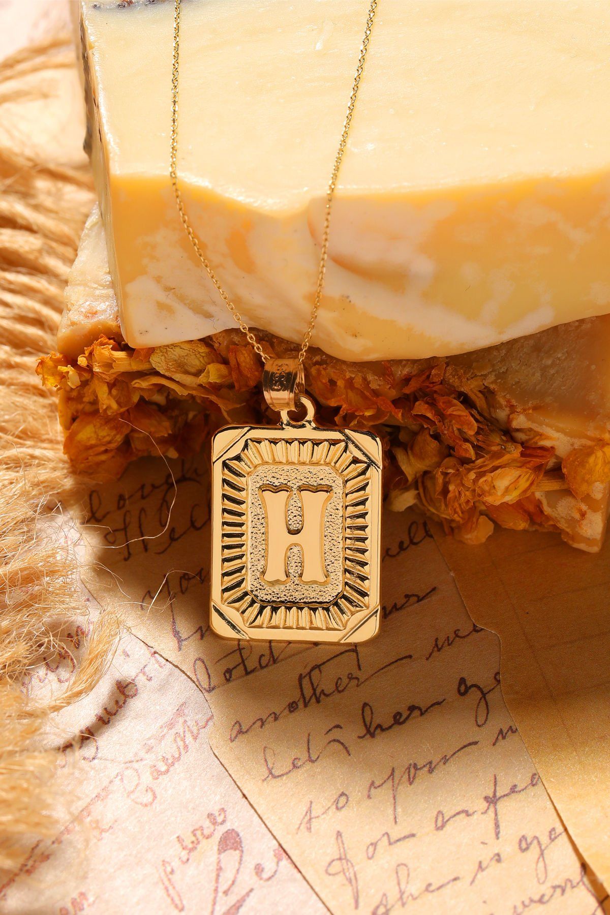 Moom Mücevherat Kadın 14 Ayar Altın Kare Harf Kolye A & Z Harfi Altın Kolye Zincirli Harf Kolye 42 Cm H