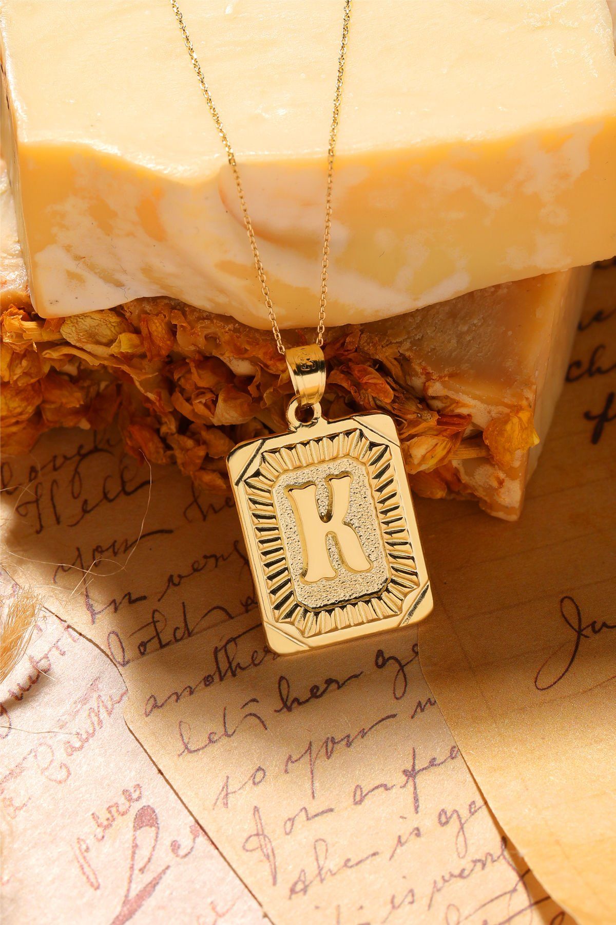 Moom Mücevherat Kadın 14 Ayar Altın Kare Harf Kolye A & Z Harfi Altın Kolye Zincirli Harf Kolye 42 Cm K
