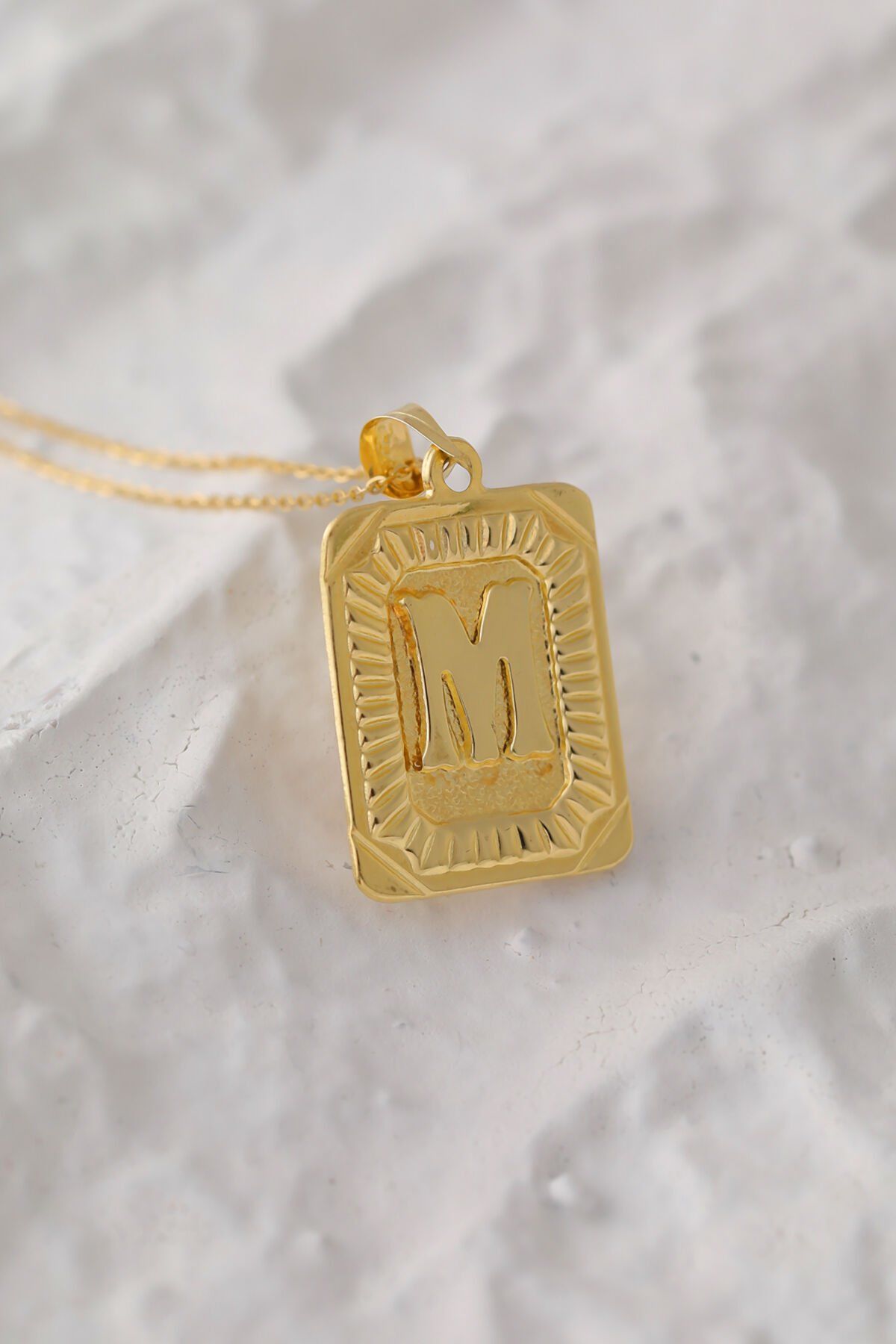 Moom Mücevherat Kadın 14 Ayar Altın Kare Harf Kolye A & Z Harfi Altın Kolye Zincirli Harf Kolye 42 Cm M